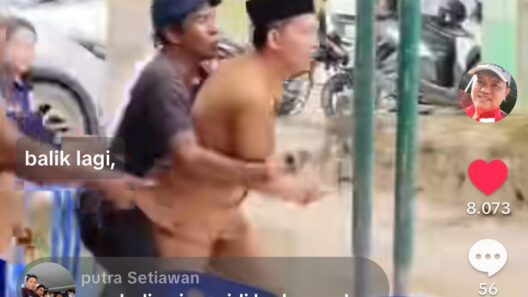 Suasana kericuhan di halaman Kantor Desa Santan Ulu yangterekam kamera warga.