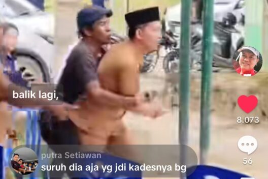 Suasana kericuhan di halaman Kantor Desa Santan Ulu yangterekam kamera warga.