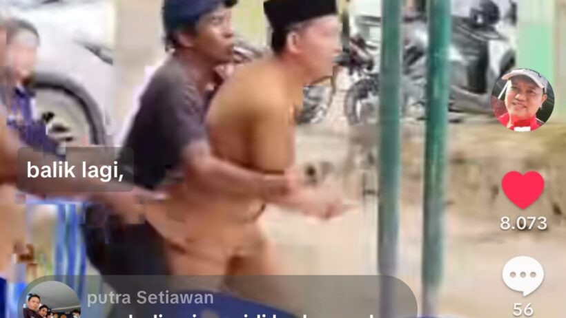 Suasana kericuhan di halaman Kantor Desa Santan Ulu yangterekam kamera warga.